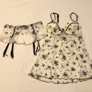 Gillian & O’Malley intimates. Woman’s lingerie. M Babydoll top, L garter belt